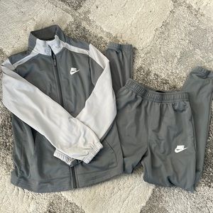 Boys Nike size large Nike sweat suit. Wore only once in excellent condition.